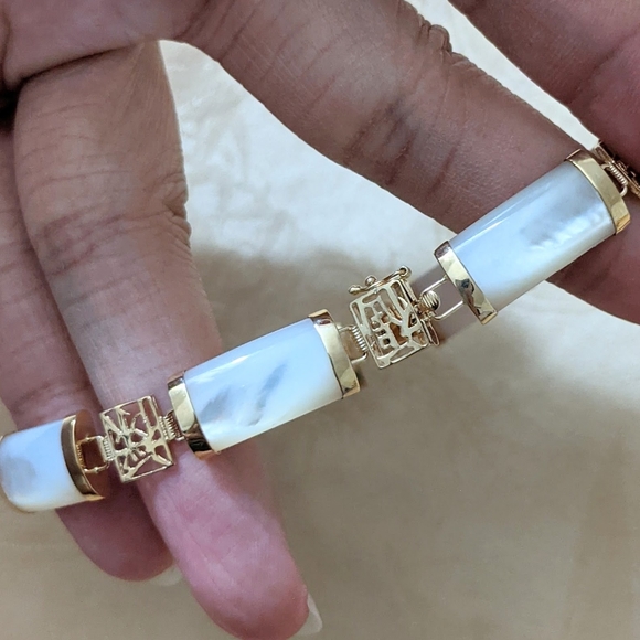 14k Solid Gold White Shell Pearl Bracelet - Picture 4 of 7